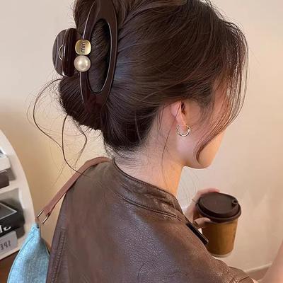 Письмо жемчужная овальная заколка модная простая с высоким чувством захвата клипса нишевый дизайн чувство универсальный головной убор женщины