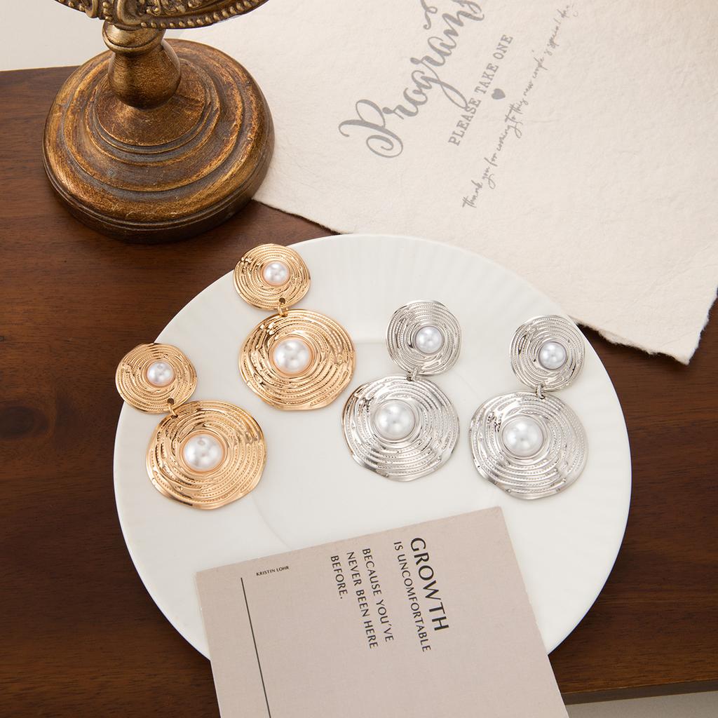 Серьги с винтажной текстурой и жемчугом - Увеличенные длинные круглые атмосферные серьги-гвоздики - Уникальный дизайн Sense High-end Аксессуары для ушей