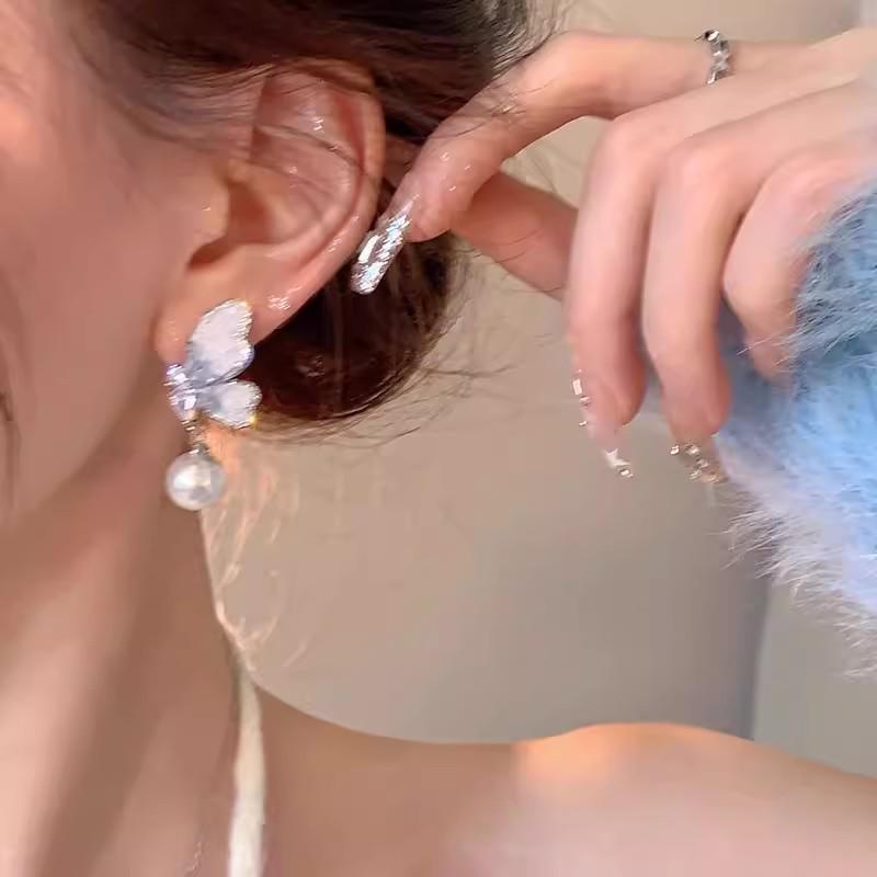 Серьги-бабочки с градиентным синим кристаллом, жемчугом и иглой из серебра 925 пробы