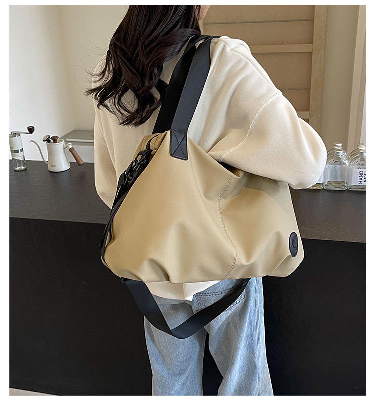 Large Capacity Lightweight Handheld Travel Bag for Men and Women