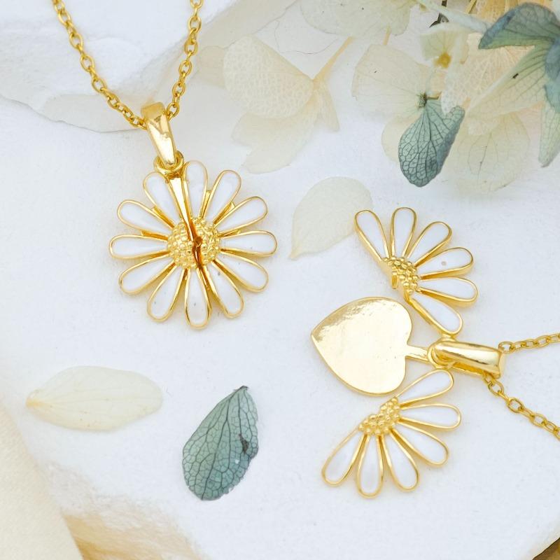 Heart-shaped Open and Closing Wings Creative Fashion Necklace for Women, Simple and Elegant Luxury Design with A Touch of Sophistication.