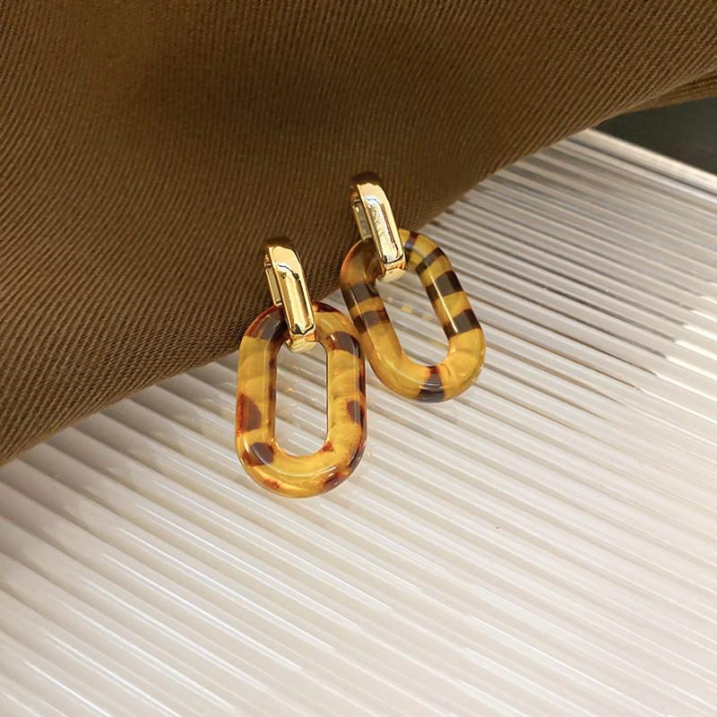 Silver Needle Geometric Stud Earrings: Retro, Light Luxury, Versatile Fashion, Elegant Accessories.