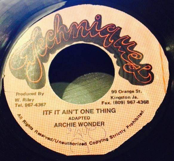 7-дюймовая пластинка ARCHIE WONDER Itf It Aint One Thing NONE Techniques Ямайка Регги Ска Даб Б/у
