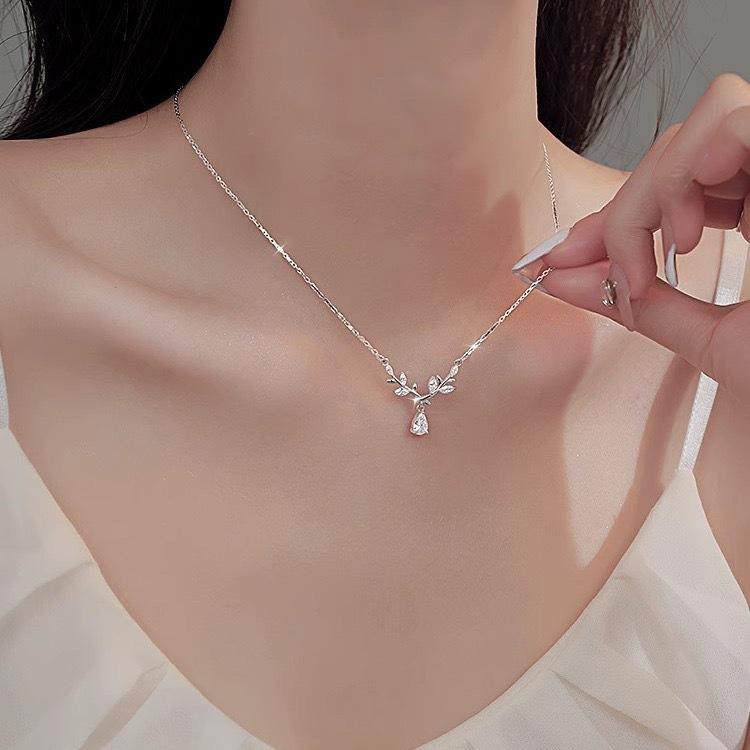 Ожерелье с каплями воды в виде лавра для женщин, новый легкий роскошный нишевый дизайн, модная и универсальная цепочка на ключицу в виде листа
