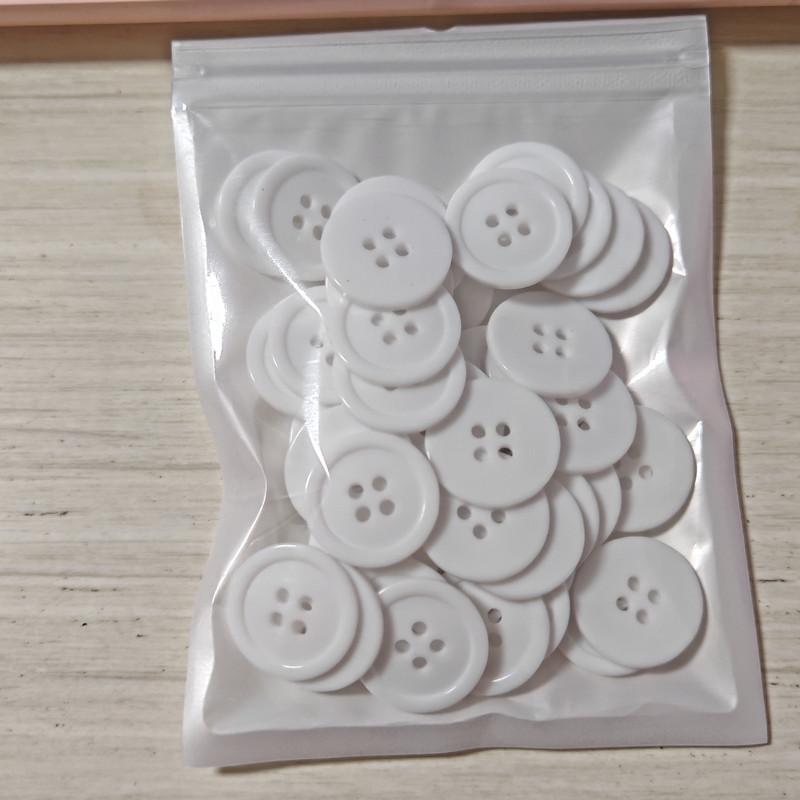 Круглые пуговицы для костюма из смолы 20 мм с тонким краем черного и белого цвета с 4 отверстиями