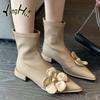 Женские ботильоны в стиле модерн 2024 года, новые модные туфли с острым носком и цветочными аксессуарами в британском стиле, кожаные туфли на квадратном каблуке