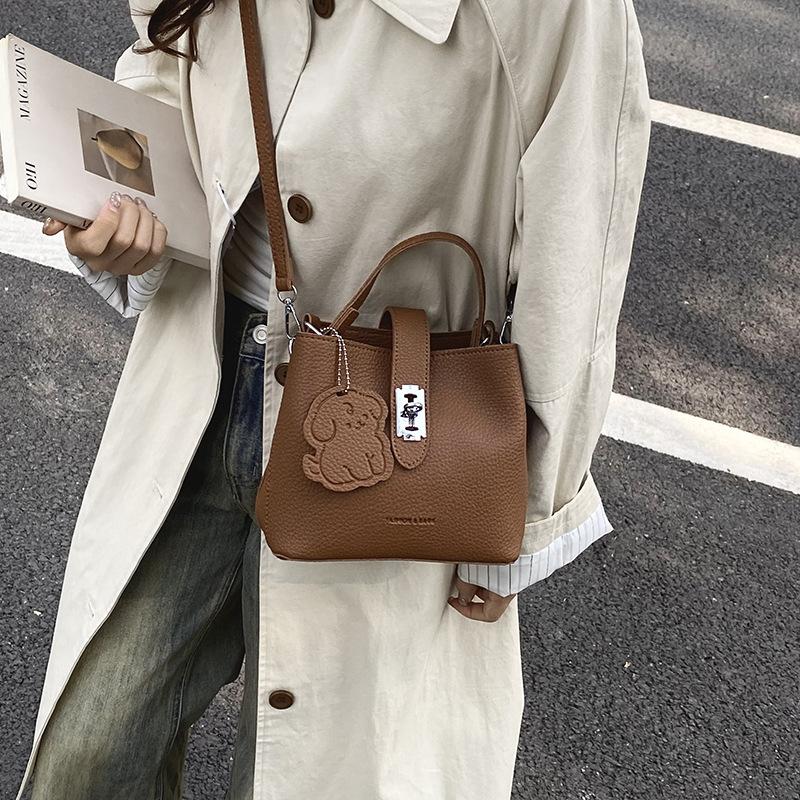 Премиальная текстура портативная сумка-ведро женская 2025 осень и зима новая сумка под мышку универсальная для поездок на работу с узором личи сумка-мессенджер