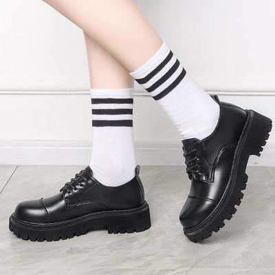 Модные черные туфли на плоской подошве для женщин 2024 года. Новые модные туфли на толстой подошве и каблуке из британской кожи. Повседневные туфли на платформе из кожи с мягкой подошвой.