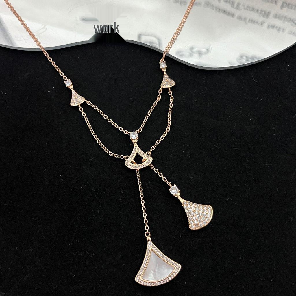 Элегантное колье-кисточка Seiko с бриллиантами, двухслойной юбкой и цепочкой для ключицы из белого перламутра