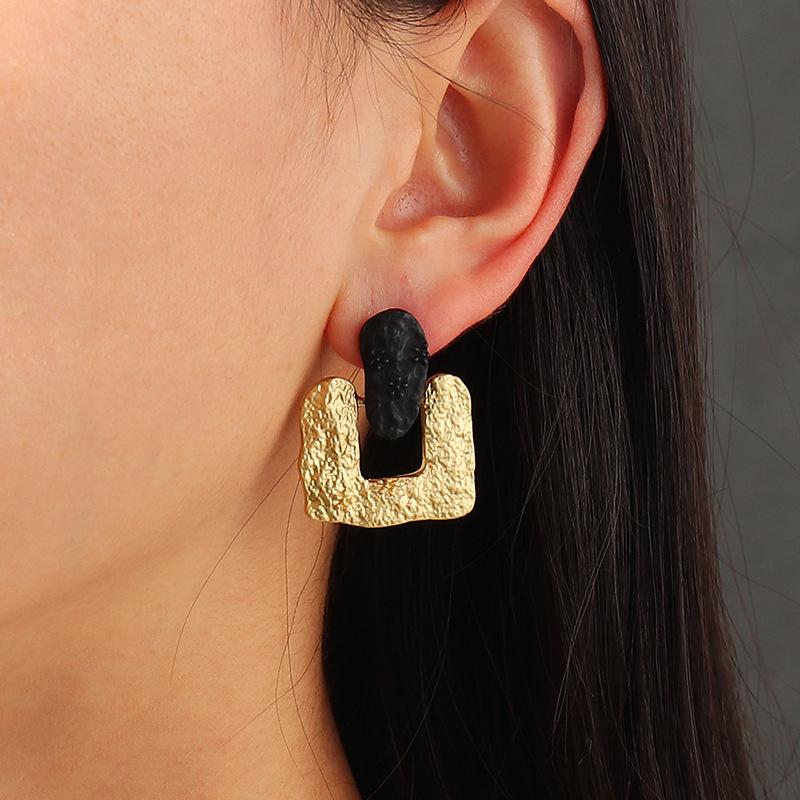 Уникальные квадратные серьги с фактурным геометрическим дизайном