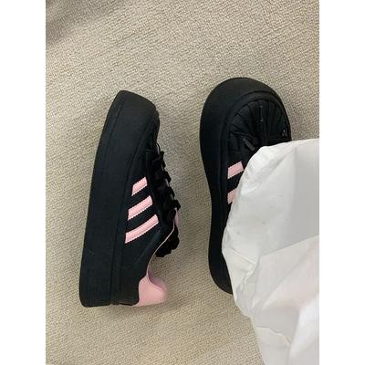 Маленькие черные туфли 2024 года, повседневная обувь, увеличивающая рост, немецкие кроссовки, кроссовки из бархата, осенне-зимние, на толстой подошве, женские, новая версия