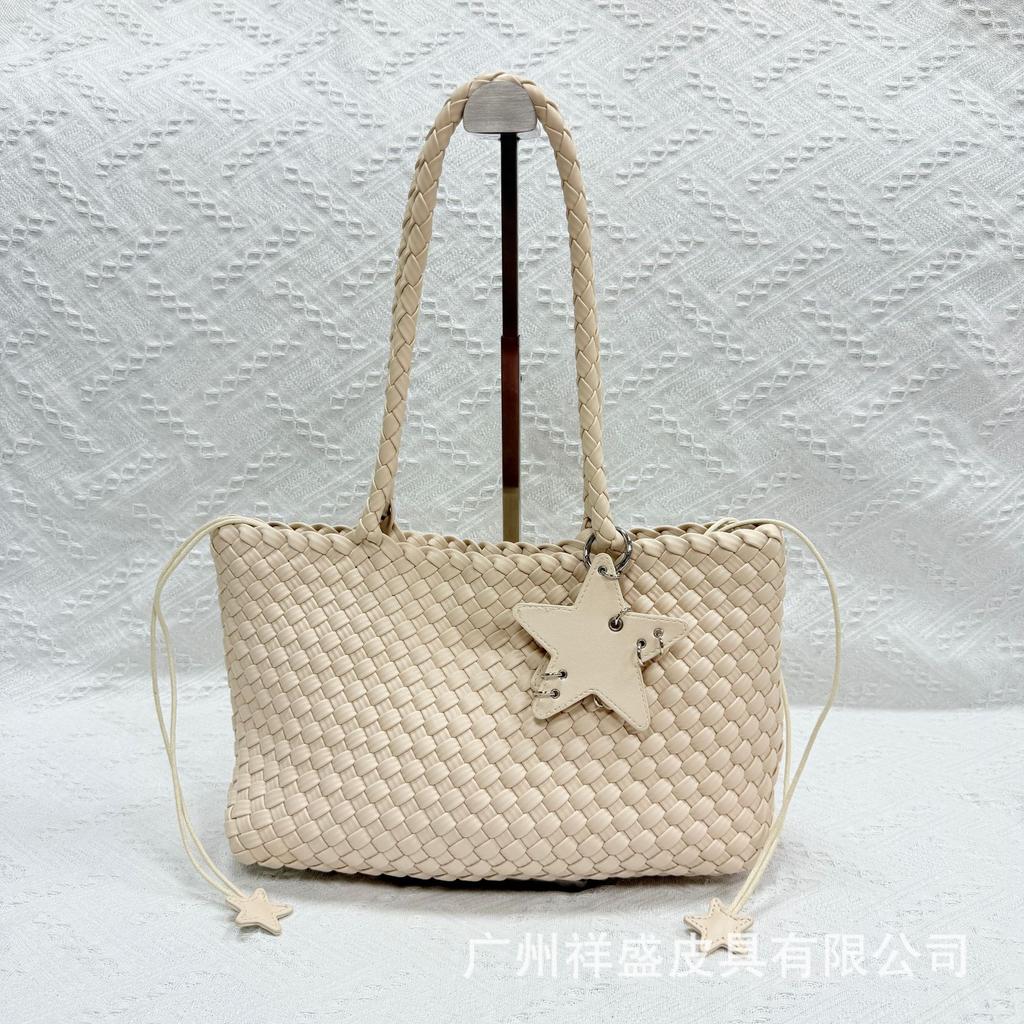 New Niche Design Handmade Champagne Woven Bag Large Capacity Commuter Shoulder Bag Women