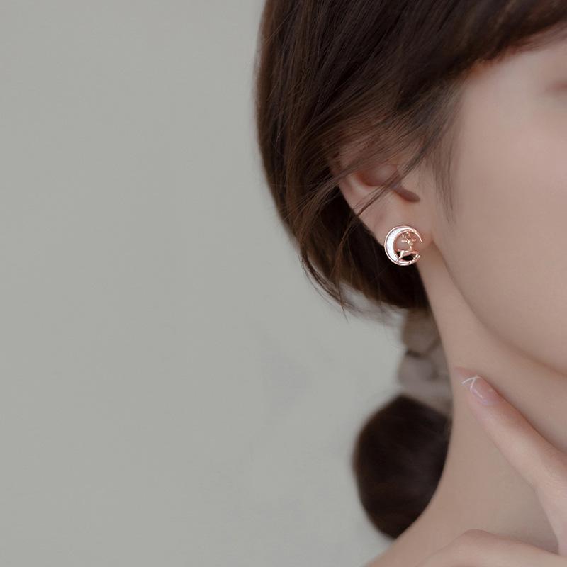 Рождественские серьги-пусеты в виде луны с оленями: Женская корейская простая мода, дизайн белой ракушки - Идеальный праздничный подарок