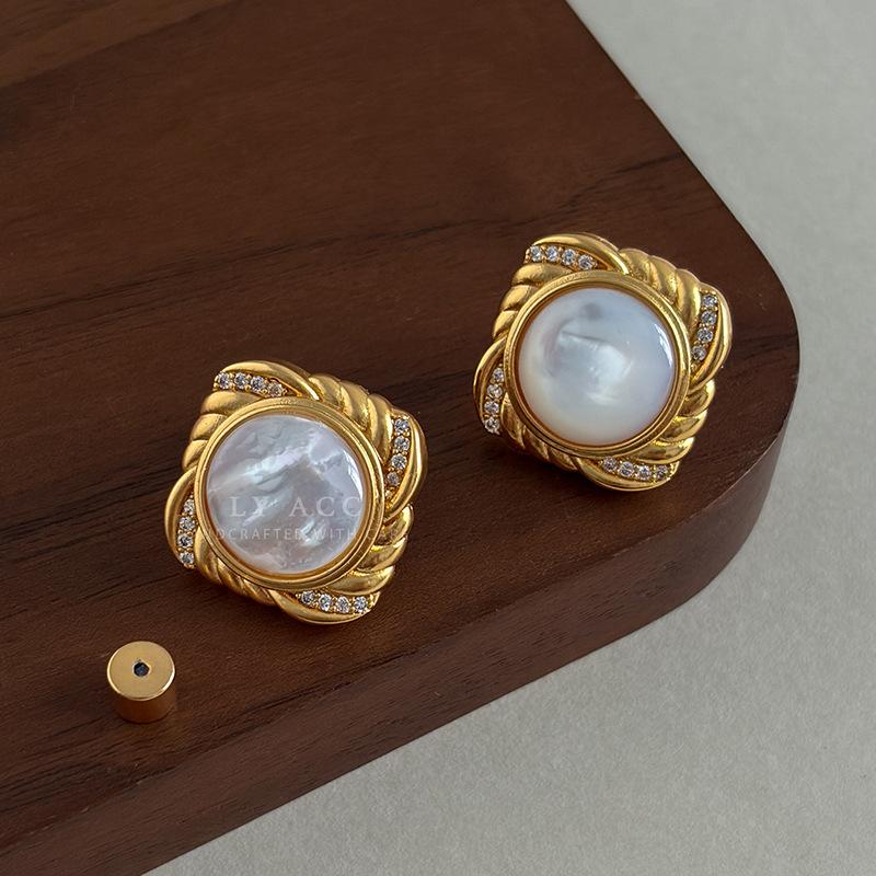 Retro Fritillary earrings, paper pattern twisted rope with diamonds, old gilt earrings, French light luxury, high-end temperament earrings, women