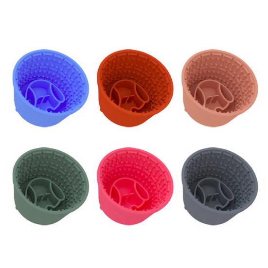 Миска-лизун для медленного кормления собаки способствует здоровому и спокойному питанию. Текстурированная силиконовая миска для собаки с присоской для всех размеров собак. Уход и время еды.