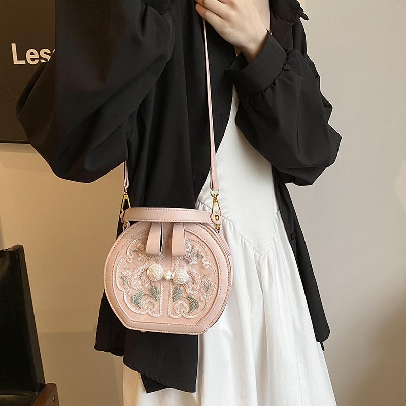 Красиво вышитая сумка-клатч на одно плечо подчеркнет ваш темперамент и стиль.