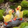 Декоративная фигурка животного из смолы, скульптура утки на каменном основании для размещения в помещении и на улице, украшение для дома, офиса, сада