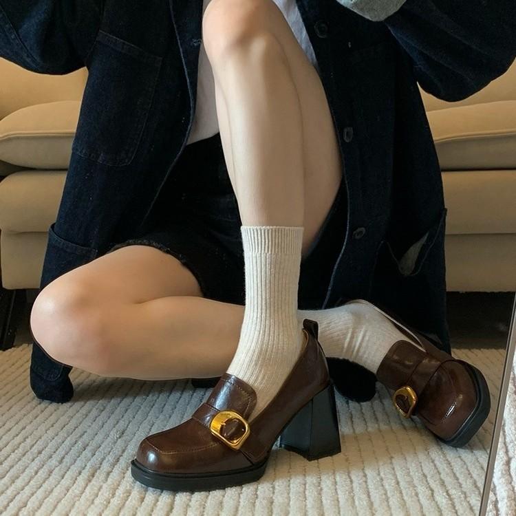 Ретро квадратный носок толстый каблук лоферы на одной педали осень 2025 новая обувь на высоком каблуке маленькие кожаные туфли женские туфли в британском стиле