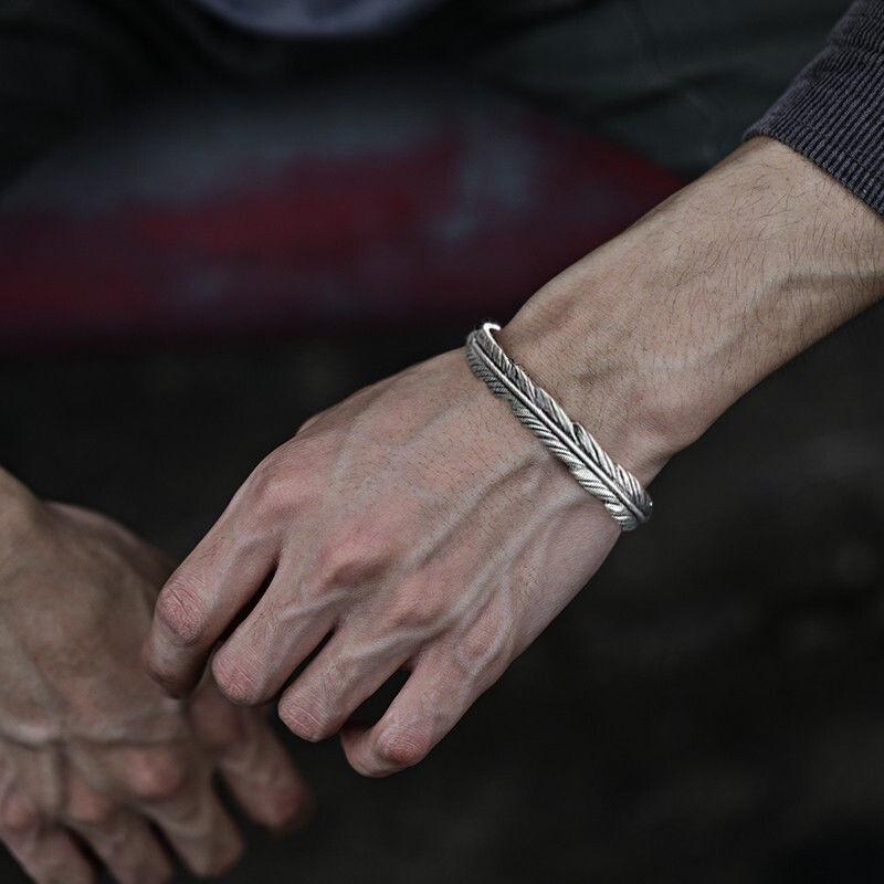 Retro European-American Open Feather Bracelet - Personalized Fashion Accessory