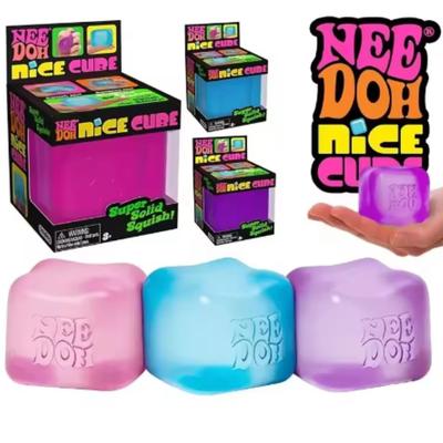Schylling Needoh Nice Cube - Сжимаемая игрушка для снятия стресса, Сенсорная игрушка, Кубик-мялка, Игрушка-антистресс, Подарок для детей, Красно-пурпурно-синий, Sn