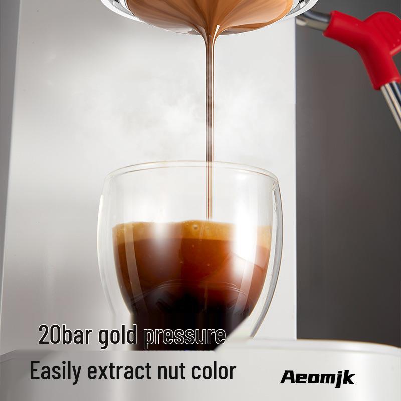 Компактная полуавтоматическая эспрессо-машина с капучинатором для горячих и холодных напитков