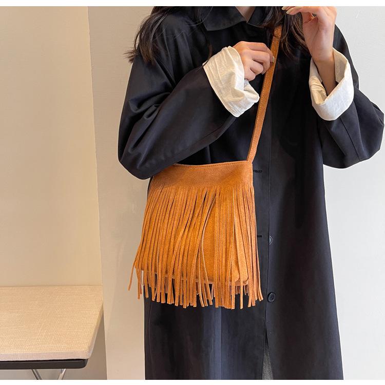 Женская сумка через плечо с кисточками через плечо