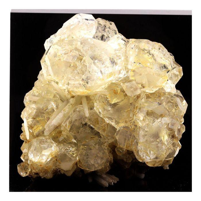 Pierres et Minéraux. Fluorite + Quartz. 3228.0 ct. Nikolaevskiy Mine, Dal'negorsk, Russie.