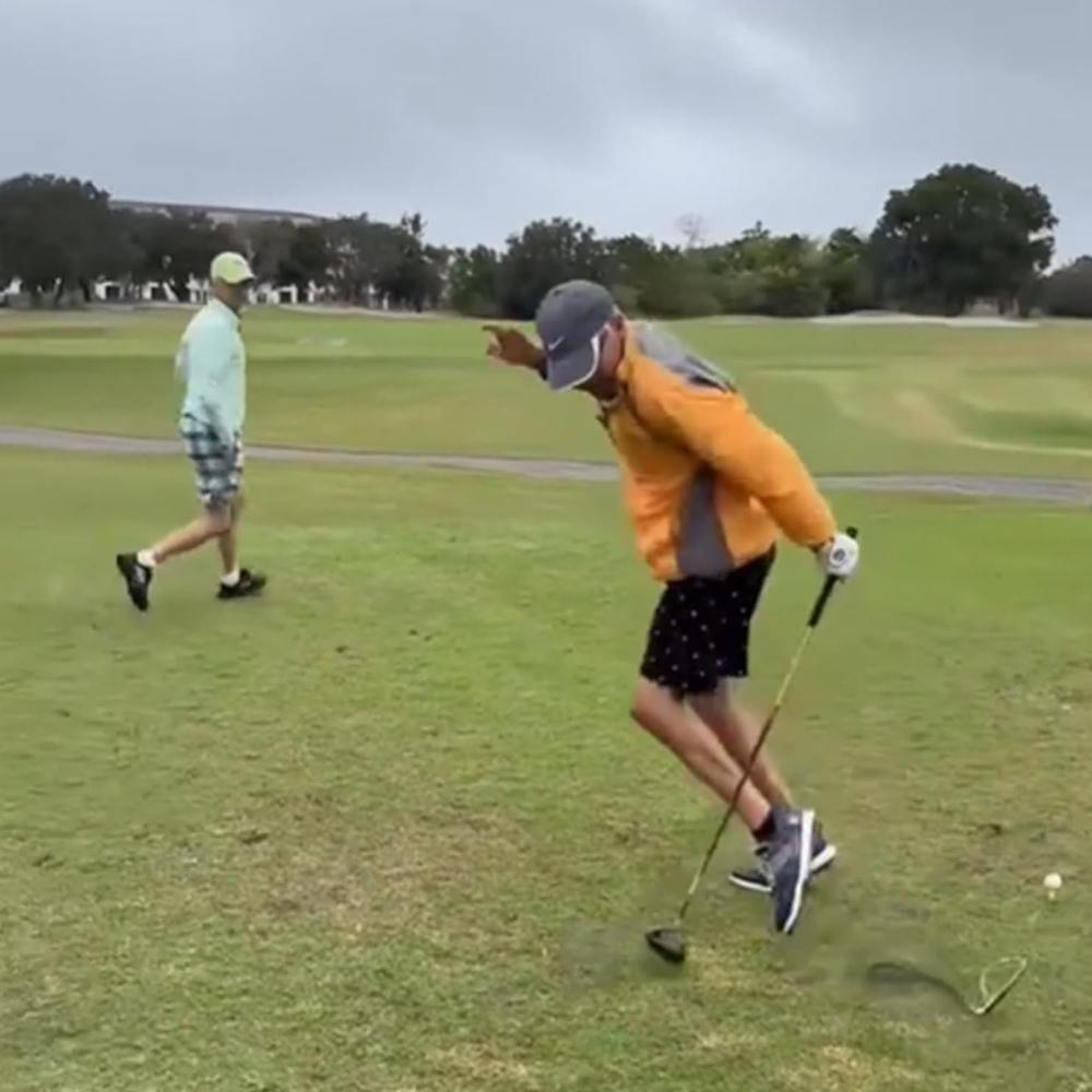 Прикол со змеей с зажимом на веревке Реалистичная резиновая змея для прикола, 1,2 м