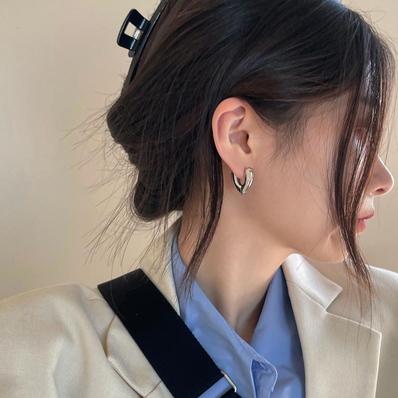 Женские простые серьги-сердечки с пряжкой Love Ear Buckle Cold Wind, корейская версия, легкие роскошные трехмерные серьги-сердечки с персиковым узором