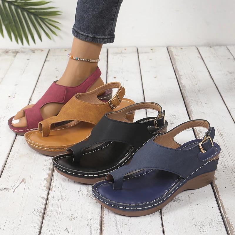 Мода 2024 года, горячая распродажа обуви для женщин, женские сандалии с открытым носком, летние римские пряжки, однотонные, повседневные пляжные сандалии на танкетке большого размера