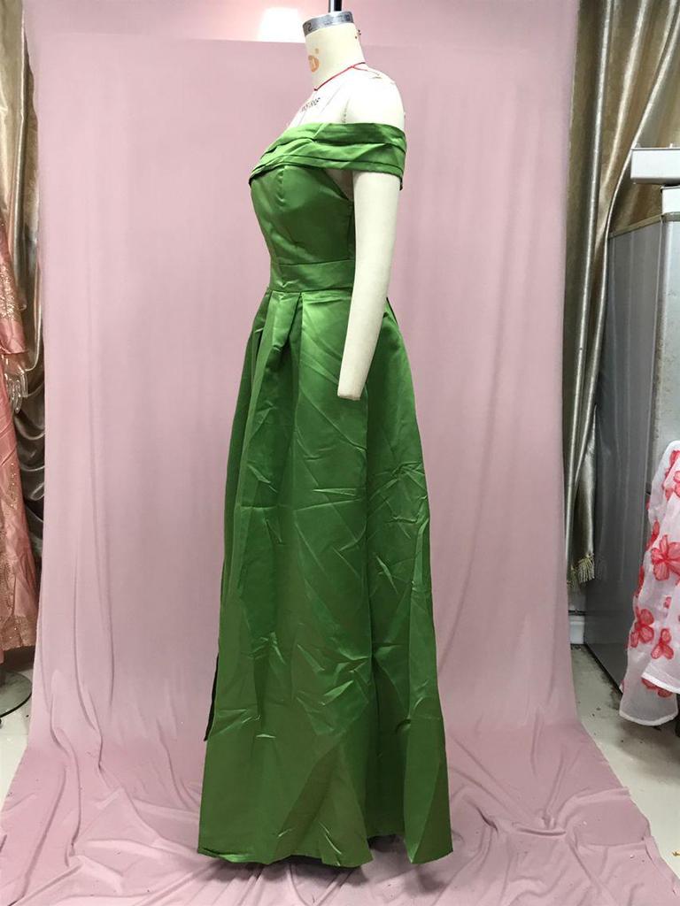 Зеленое атласное вечернее платье на одно плечо с высоким разрезом