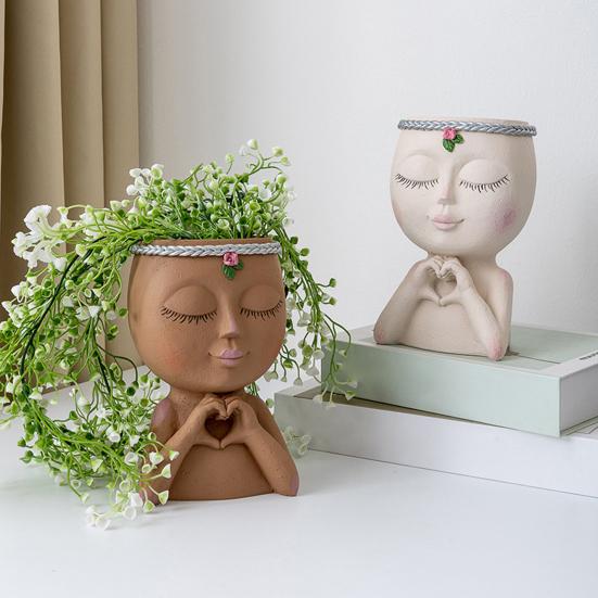 Суккулентный горшок Маленькая девочка с закрытыми глазами и жестом сердца Отверстие для дренажа Лицо