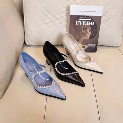 Модная женская обувь-лодочки на низком каблуке с острым носком, ремешком с прямой пряжкой и цепочкой со стразами, новая весенняя уличная обувь из ПУ с низким верхом 2025