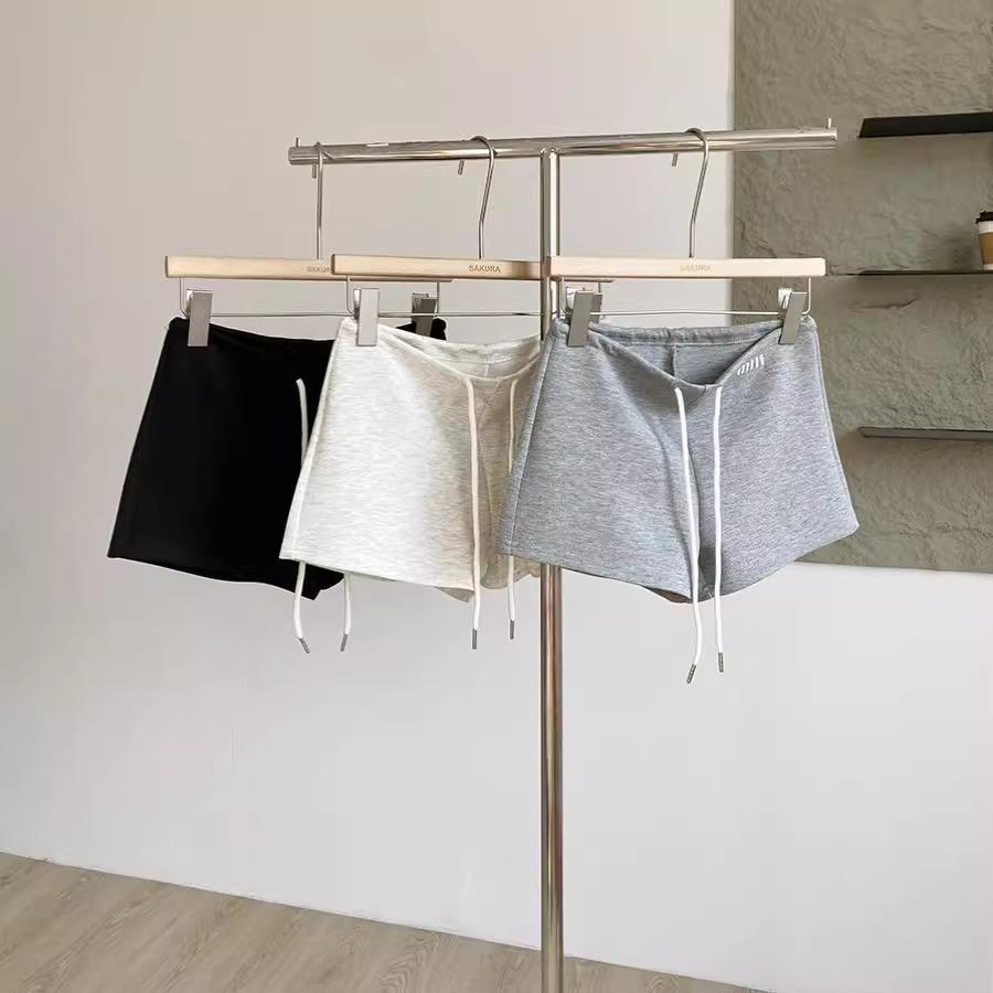 Женские летние шорты 2025 года в корейском стиле с высокой талией, облегающие, для миниатюрных, универсальные, однотонные, с широкими штанинами.