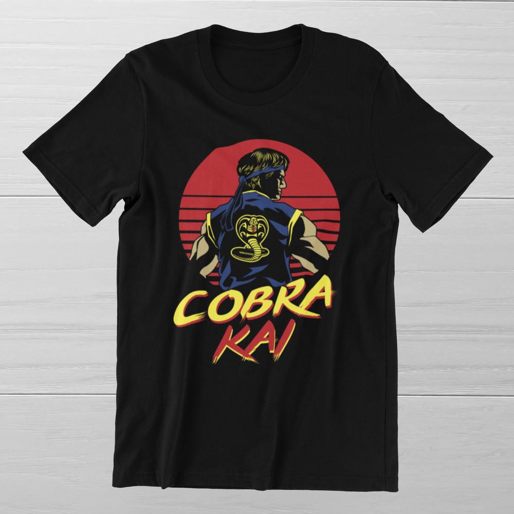 COBRA KAI Джонни Лоуренс Каратист Кино Тренировка в зале MMA Фитнес Футболка Унисекс