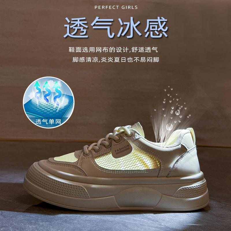 2025 летние маленькие белые туфли, новая корейская версия, женские студенческие туфли на платформе, увеличивающие рост, спортивная обувь для сноуборда, повседневная уличная съемка Q2013