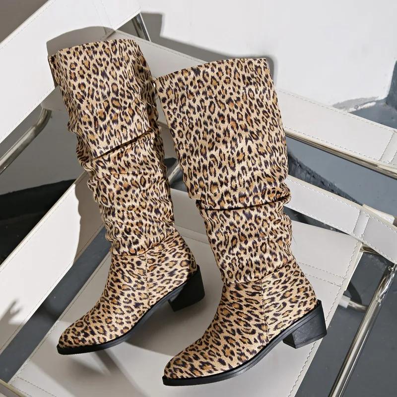 Модные осенне-зимние новые остроносые плиссированные женские ботфорты из искусственной кожи, обувь в стиле ретро на квадратном каблуке до колена, западные ковбойские сапоги с леопардовым принтом