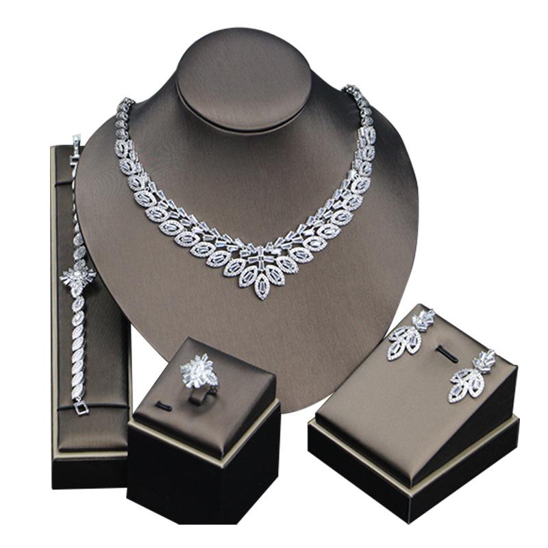 «Комплект свадебных украшений»: Цирконовое ожерелье, серьги и кольцо для банкетного платья