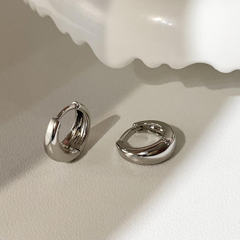 Минималистичные золотые серьги-кольца 2024 - Новые трендовые нишевые высококлассные серьги-каффы в холодном стиле