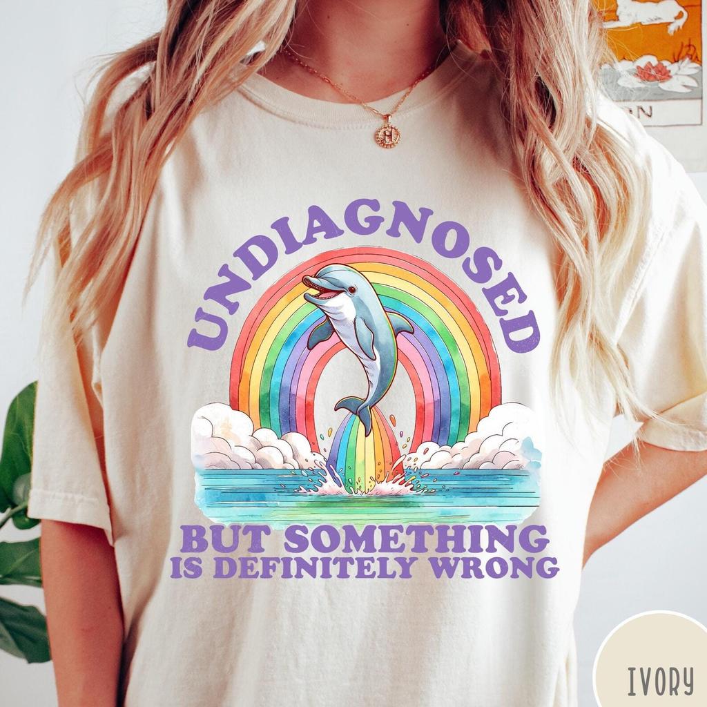 Недиагностированная футболка Comfort Colors®, Футболка «Недиагностировано, но точно что-то не так», Винтажная футболка с дельфином и радугой, Забавная ретро-футболка