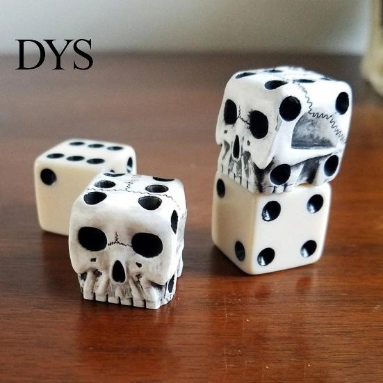Handheld Lightweight Dice Skull for Adults, Gothic Resin Shaped Portable Running Groups 6 Sided Entertainment, Halloween Party Favors Matte