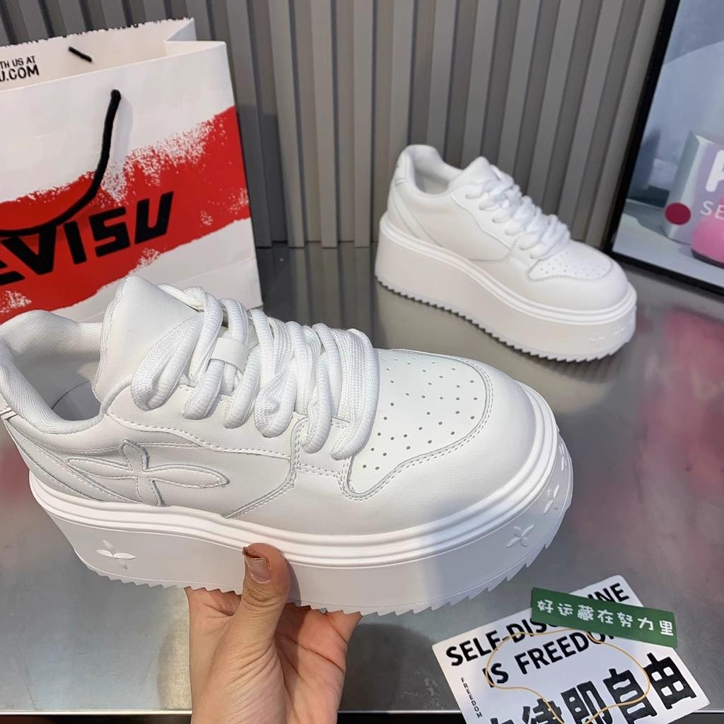 Кожаные туфли на толстой подошве, маленькие белые, женские, весна 2025, новые, на подошве-маффин, увеличивающие рост, спортивная и повседневная обувь, универсальные туфли на шнуровке