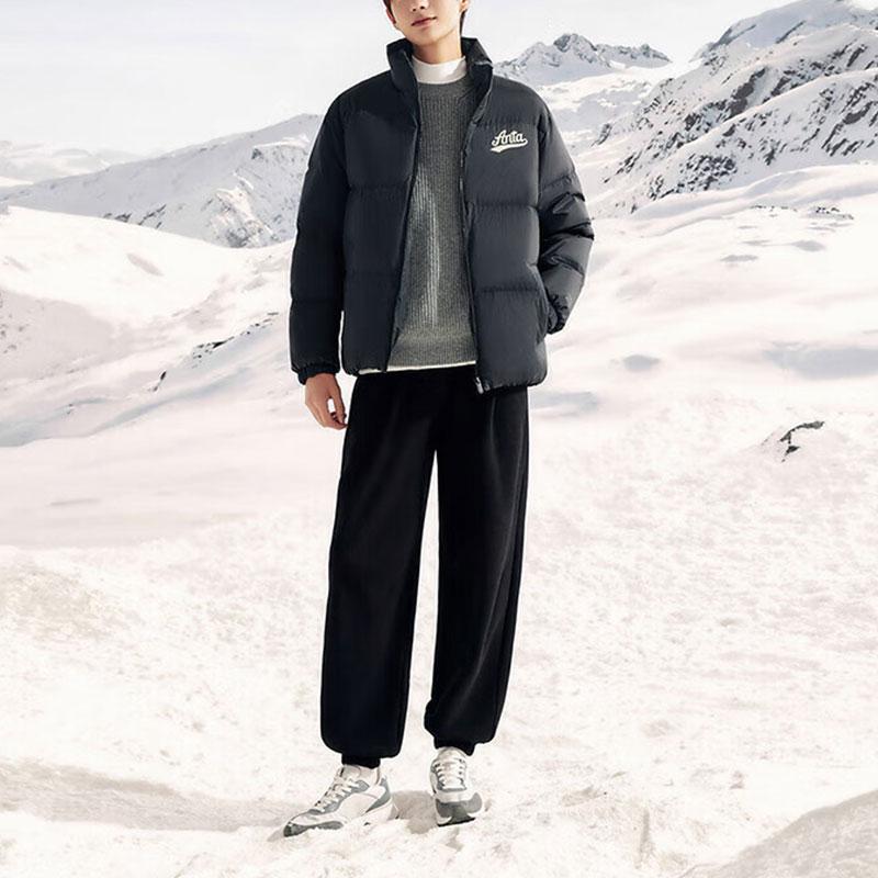 Anta Lifestyle Series Letter Print High Neck Свободная короткая водонепроницаемая куртка Snow Shell Down Jacket для мужчин, базовая куртка черного цвета 152348911-3