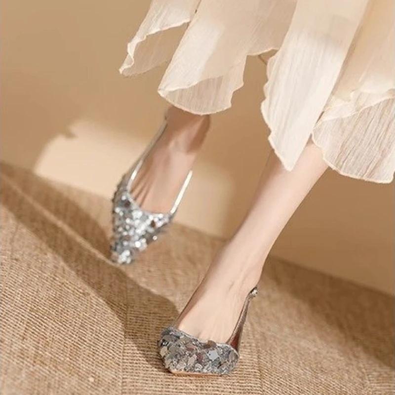 Новые блестящие женские сандалии с острым носком, неглубокие, элегантные туфли с открытой пяткой, туфли-лодочки на среднем каблуке