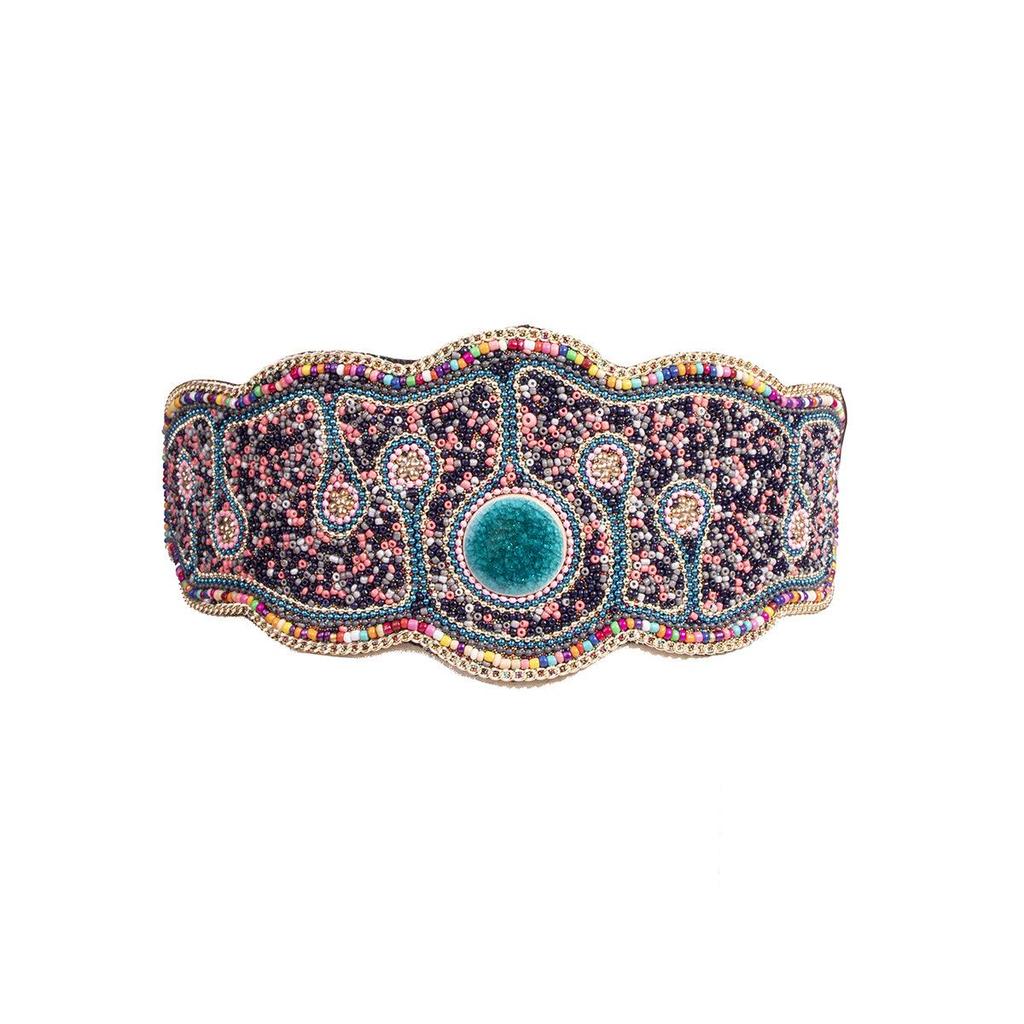 Эластичный пояс ручной работы в стиле бохо с отделкой из бисера и ракушками