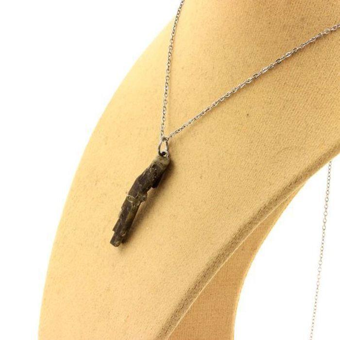 Pierres et Minéraux. Collier Epidote brut. 7.62 ct. Belledonne, Isère, France.