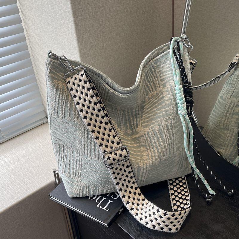 Корейская тканевая сумка новая женская большая вместимость высококачественная широкая плечевая лямка одноплечевая сумка-мессенджер нишевая осенне-зимняя холщовая сумка