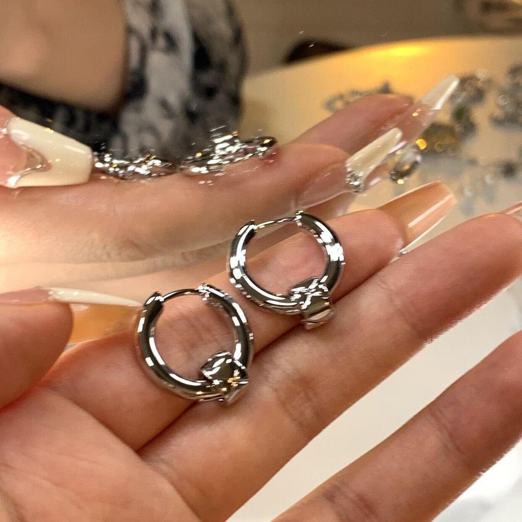 Винтажные красные серьги-кольца в гонконгском стиле: Элегантный женский аксессуар на осень/зиму