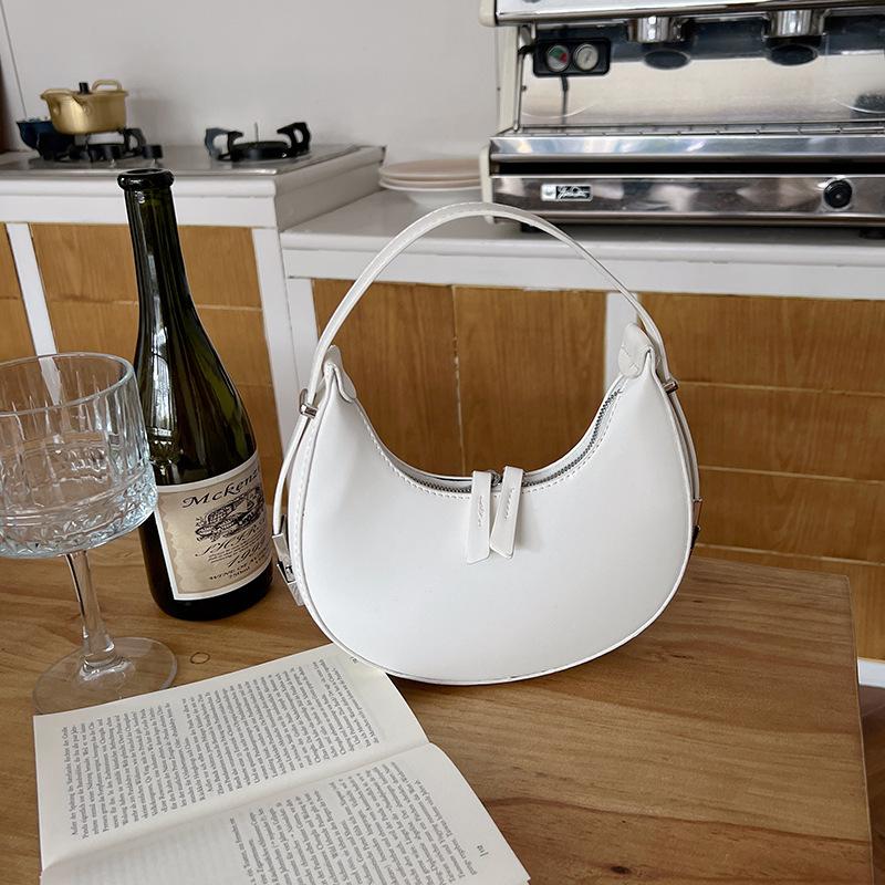 Нишевая дизайнерская сумочка для женщин, корейская новая сумка-полумесяц, сумка под мышку для горячей девушки, маленькая круглая сумка с металлической пряжкой для женщин