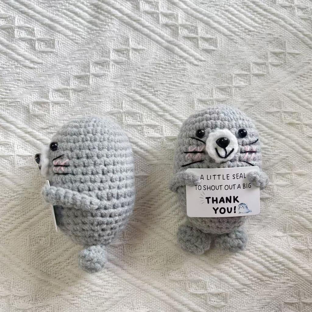 Funny Positive Crochet Seal Desktop Ornament Handmade Emotional Support Positive Seal Doll with Card Home Christmas Decoration